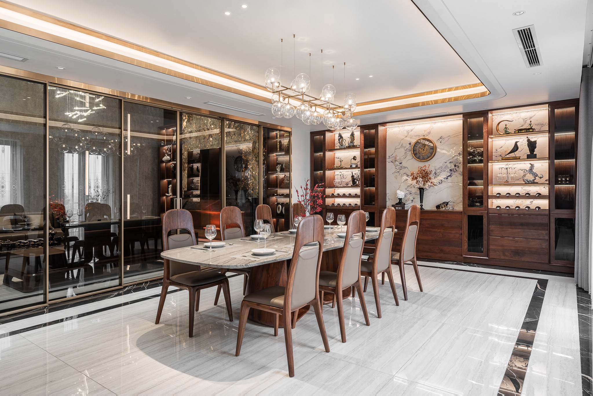 Bàn ăn cao cấp mặt đá ceramic trắng loang đen với chân gỗ chữ U hiện đại