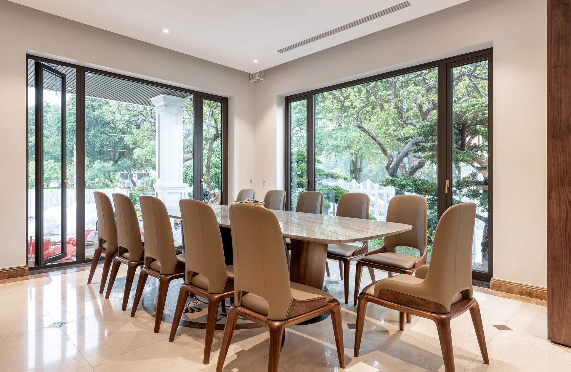 Bộ bàn ăn gỗ óc chó 12 ghế sang trọng và bề thế