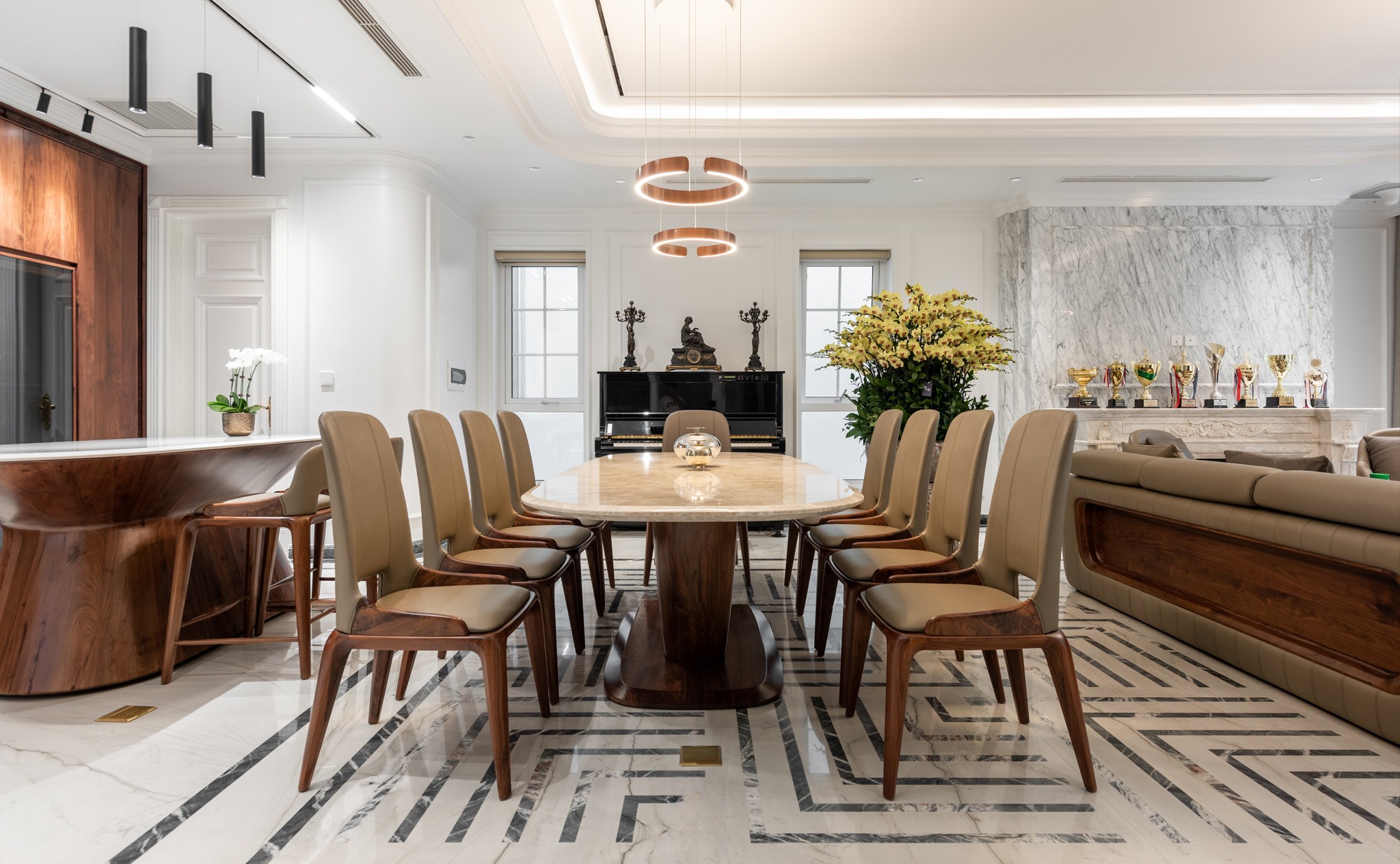 Bàn ăn hiện đại mặt đá marble be loang trắng với 8 ghế gỗ tự nhiên bọc da be đậm Bàn ăn hiện đại mặt đá marble be loang trắng với 8 ghế gỗ tự nhiên bọc da be đậm