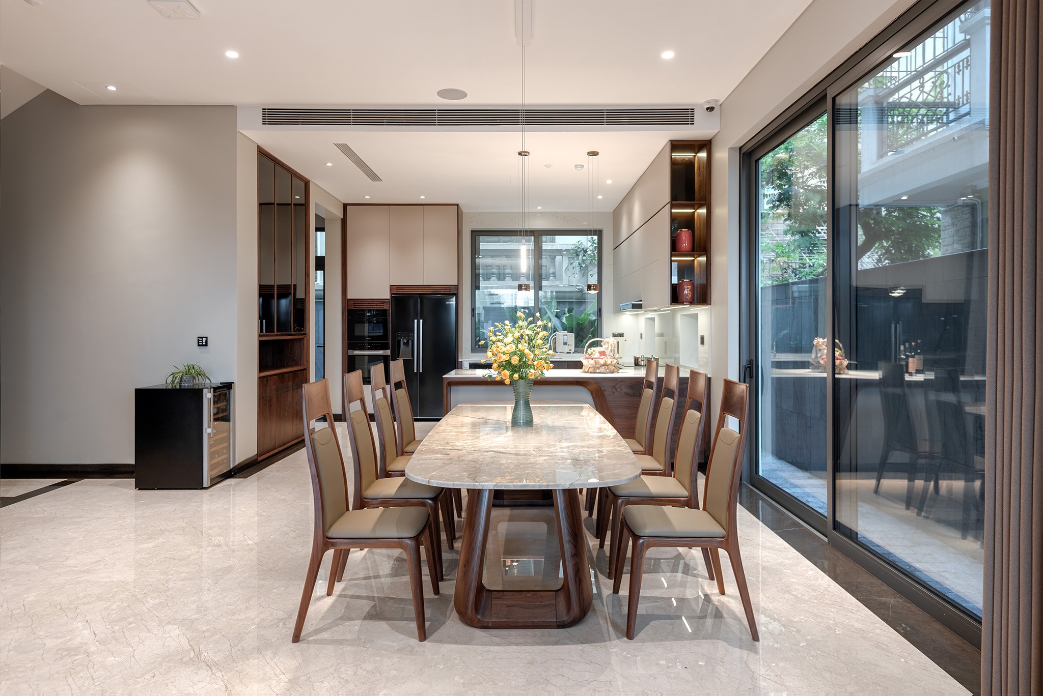 Bàn ăn mặt đá cao cấp marble màu xám vân loang đen với ghế gỗ bọc da hiện đại Bàn ăn mặt đá cao cấp marble màu xám vân loang đen với ghế gỗ bọc da hiện đại