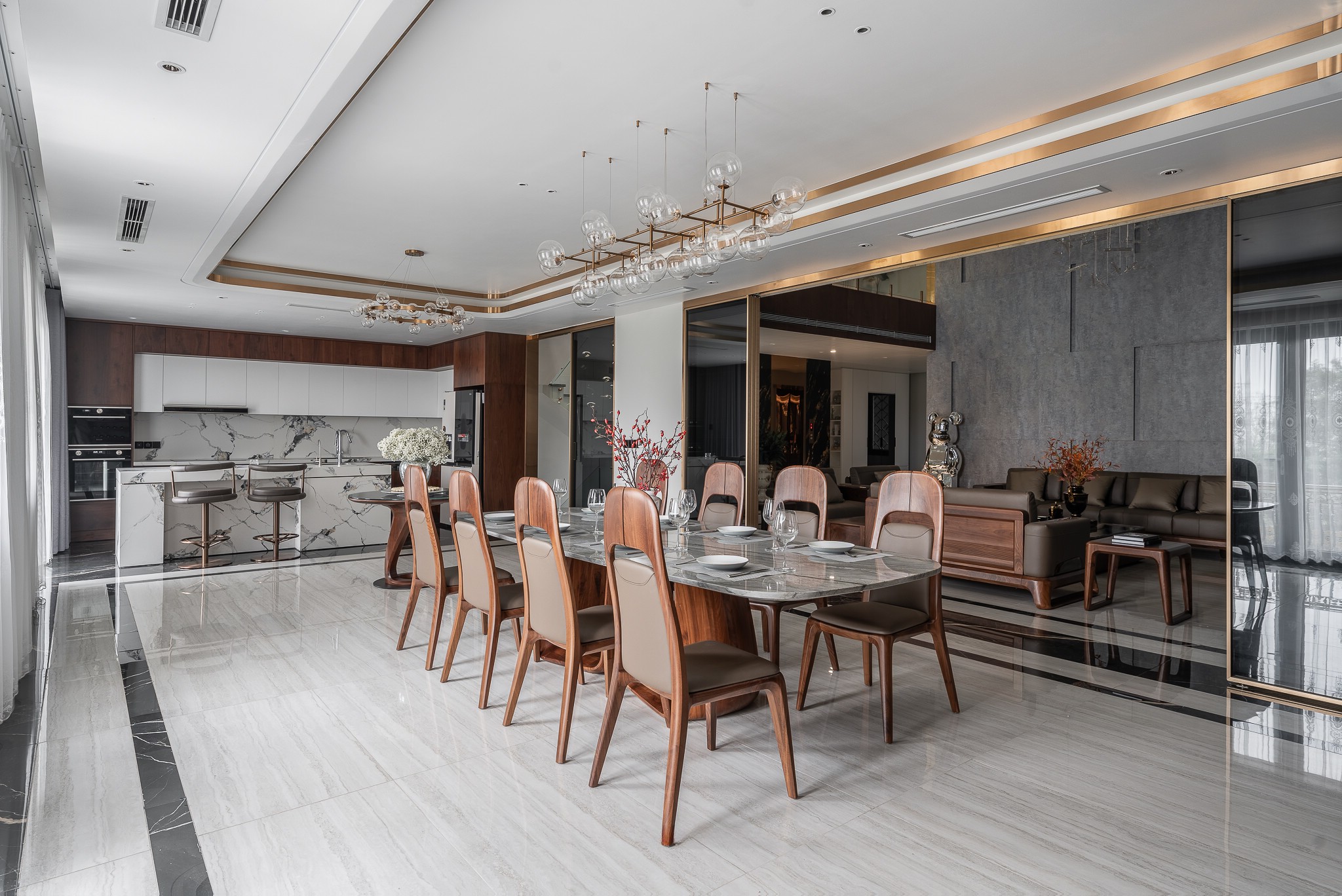 Bàn ăn mặt đá tự nhiên khung gỗ xoan đào màu nâu ánh đỏ Bàn ăn mặt đá tự nhiên khung gỗ xoan đào màu nâu ánh đỏ