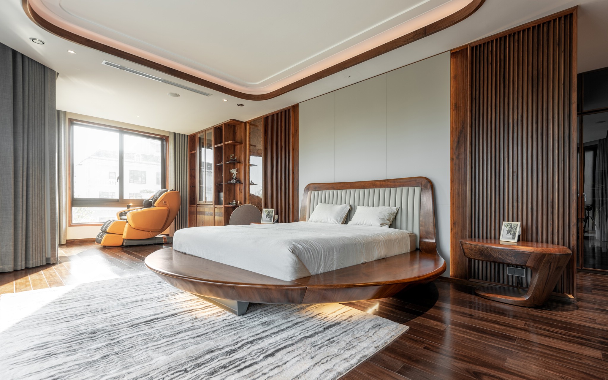 Mẫu giường ngủ đẹp sang trọng với tựa đầu bọc da ghi đá và chân kim loại đen hiện đại