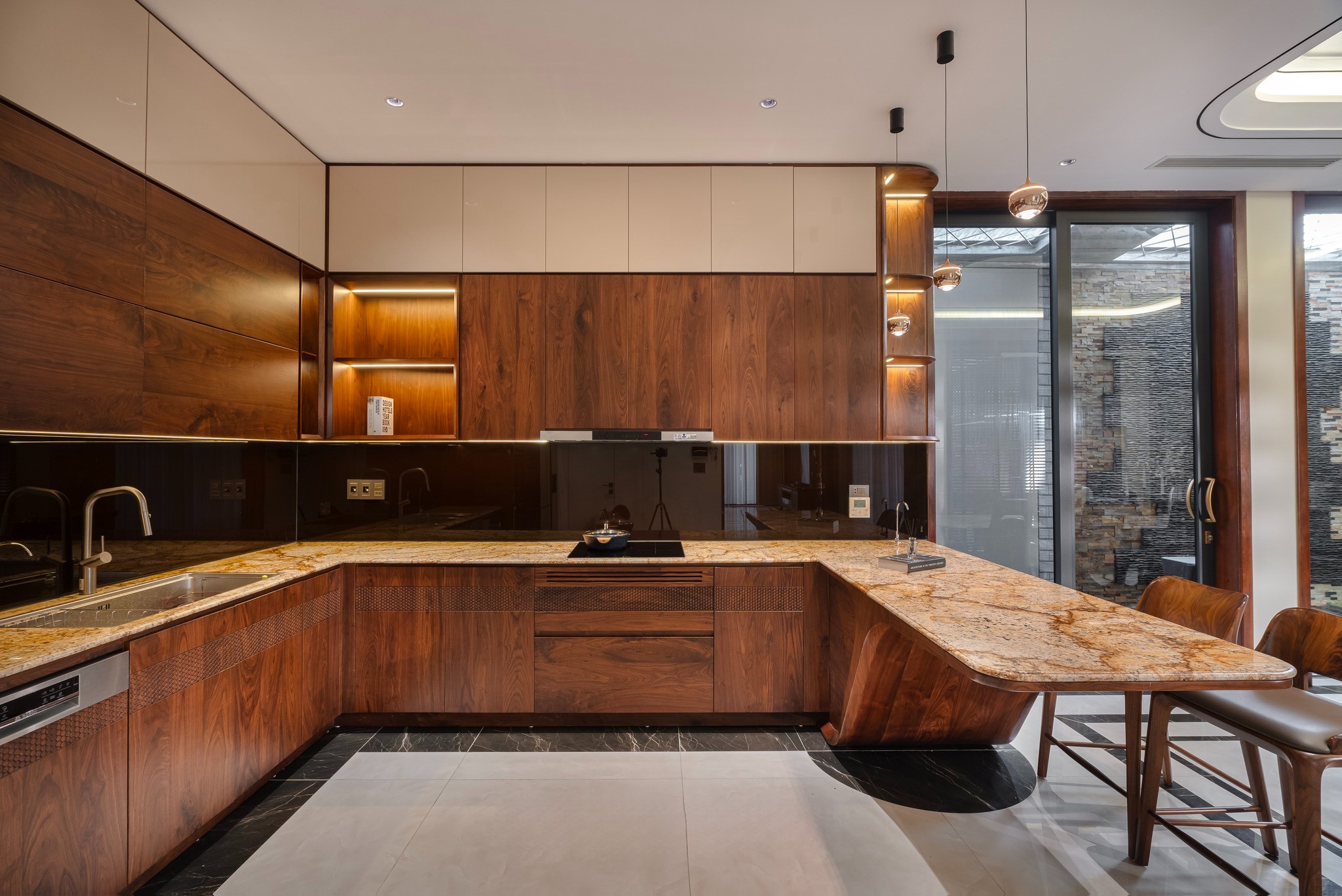 Thiết kế tủ bếp đẹp chữ L với bàn bar gỗ óc chó và cánh acrylic trắng Thiết kế tủ bếp đẹp chữ L với bàn bar gỗ óc chó và cánh acrylic trắng